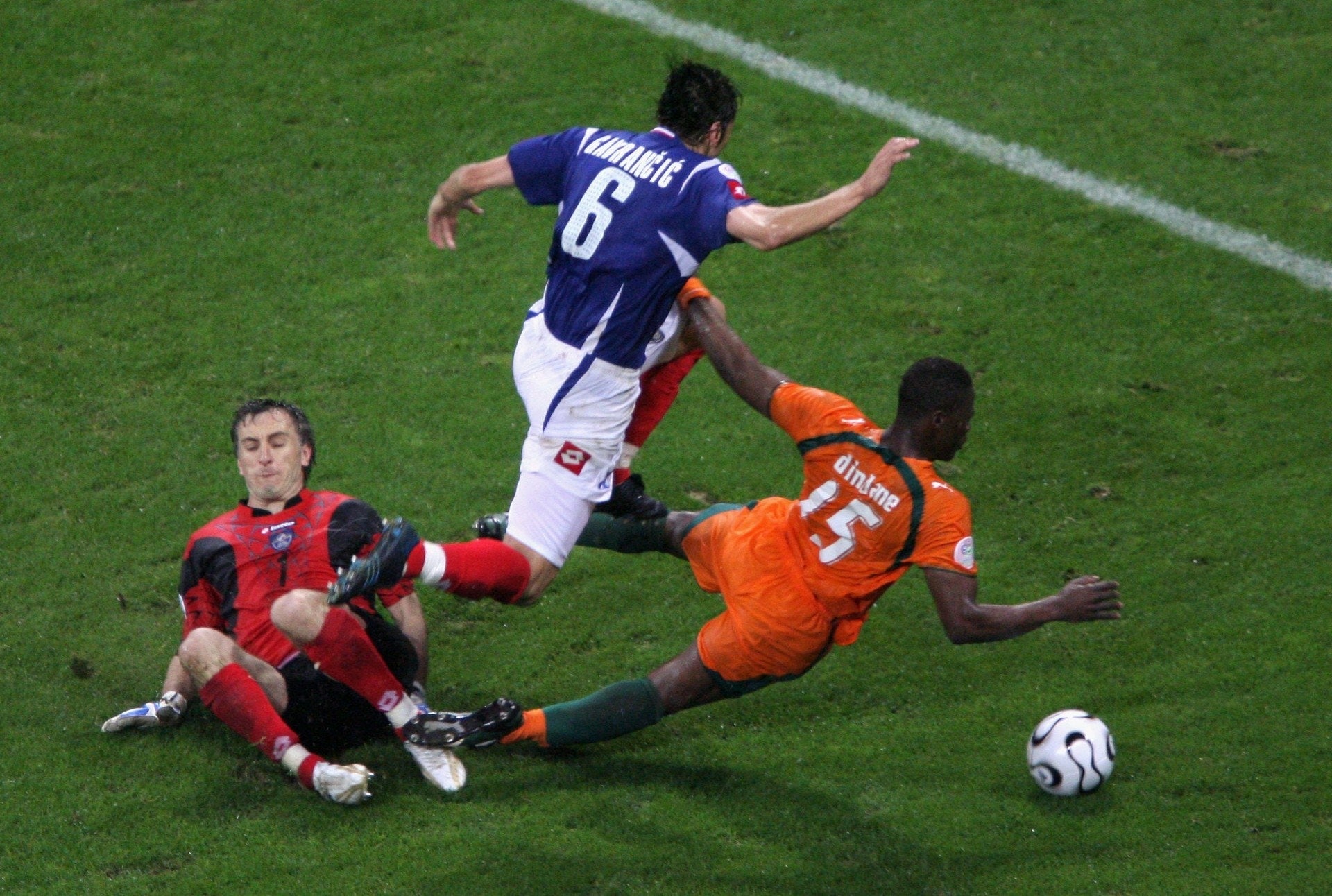 2006 Serbia and Montenegro Home Jersey (M)
