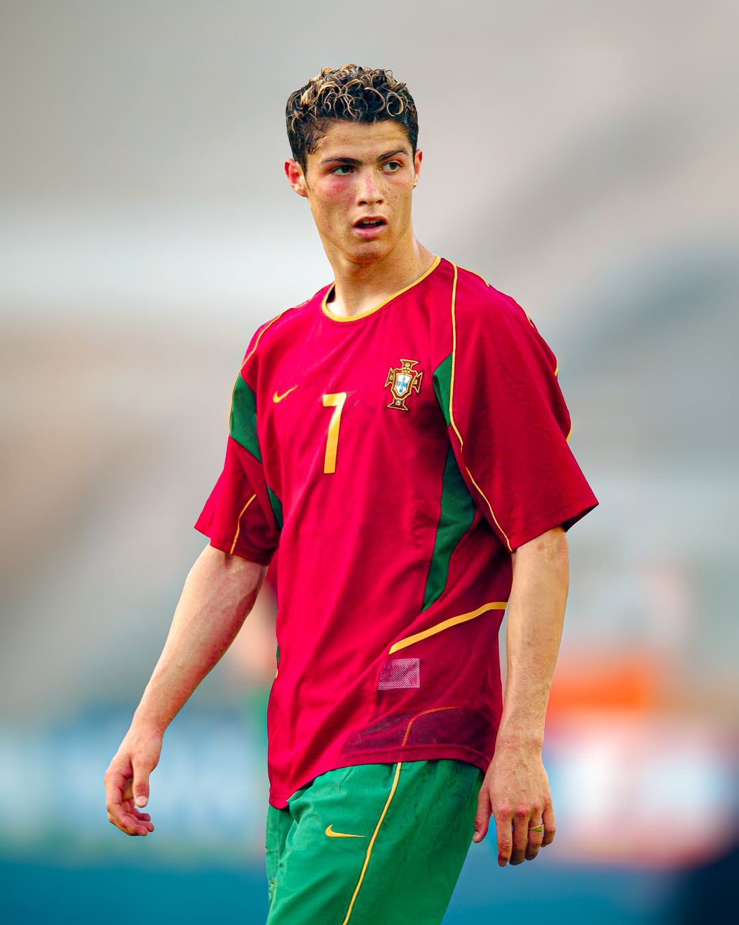 2002/04 Portugal #7 Home Jersey (L)