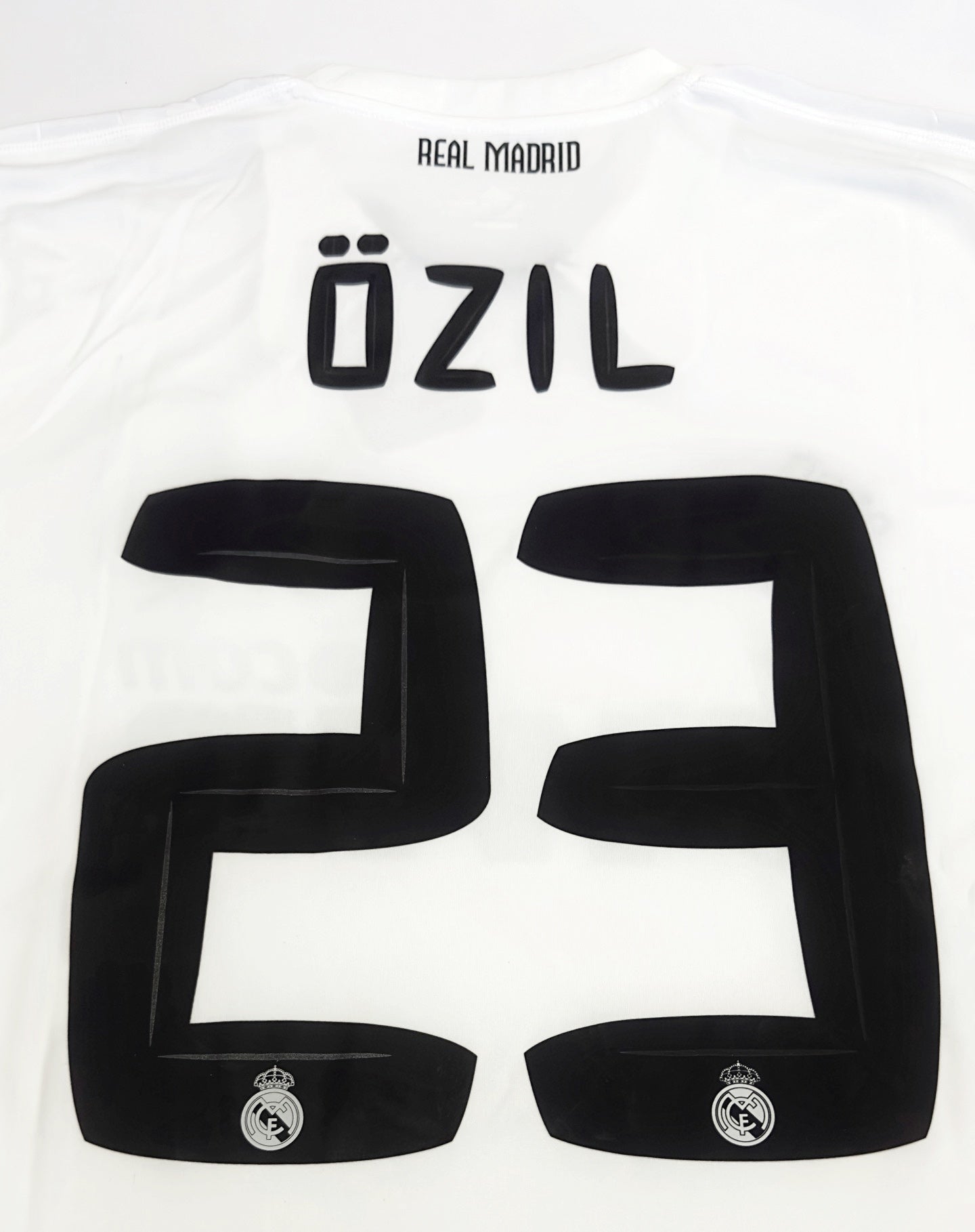 REAL MADRID ÖZIL 23番 シャツ Real Madrid '10/'11 away - Mesut Özil #23 Dimensions: 32.5” x 23.5