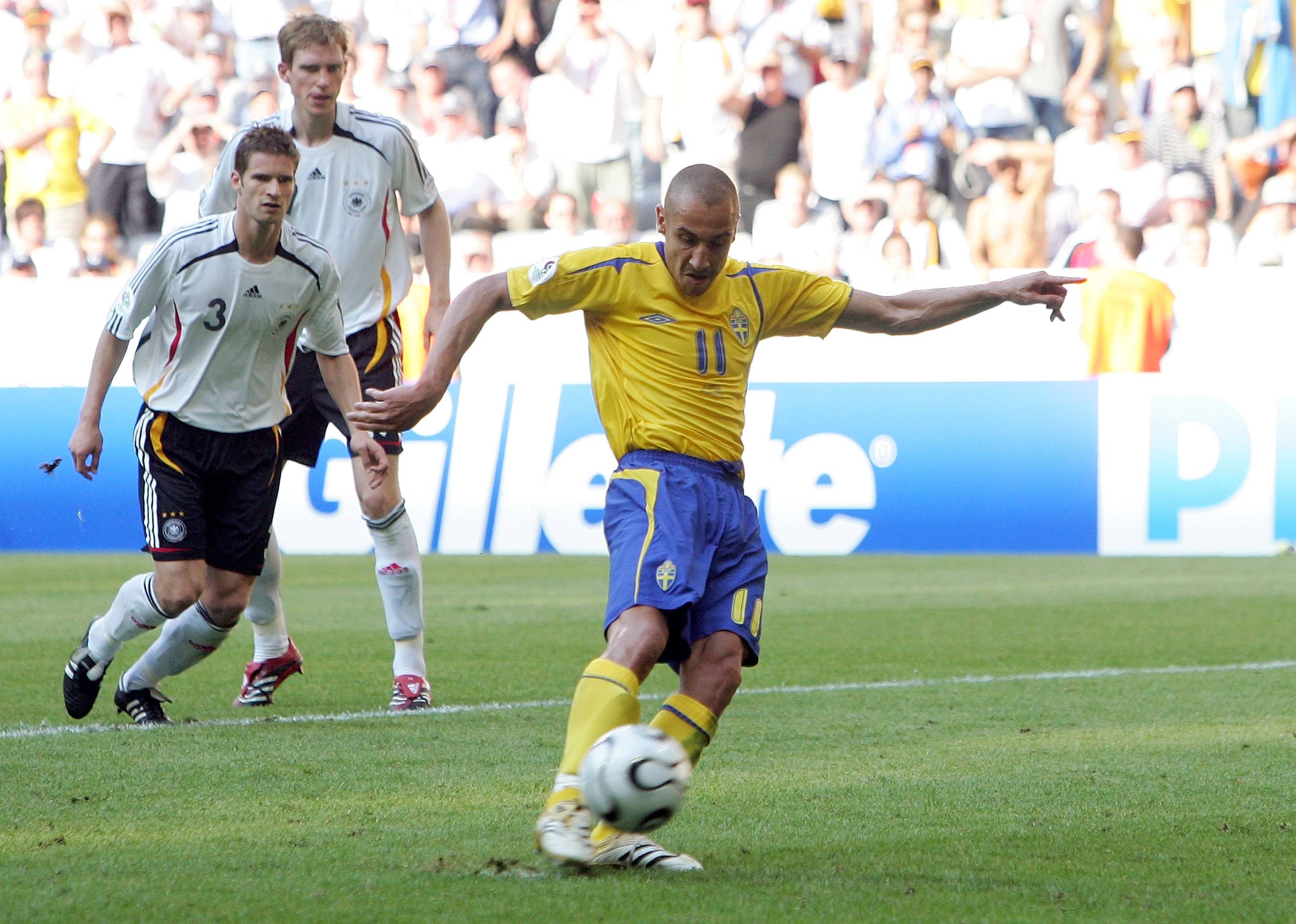 2005/06 Sweden #11 LARSSON Home Jersey (S)