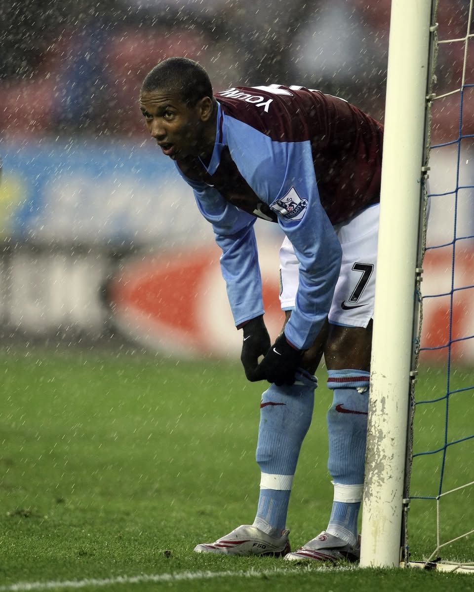 2008/09 Aston Villa #7 YOUNG Home Jersey (L) L/S